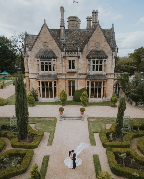 Are you looking for your dream wedding venue? Here we are, Manor by the Lake 💚 

@manorbythelake

#weddingday #cheltenhamweddings #dreamwedding #manorbythelake #happyweddingday #cotswoldwedding #gloucestershireweddingvenue