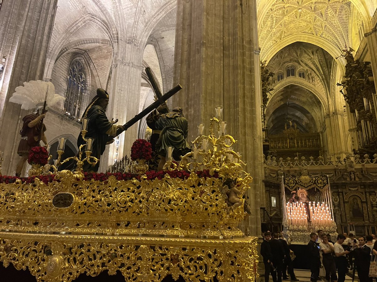 Estampas históricas en la Catedral con seis pasos bajo este mismo techo: @HermandadPaz, @LaCenaSevilla y @Jesus_Despojado #SSantaSevilla24 #DomingodeRamos