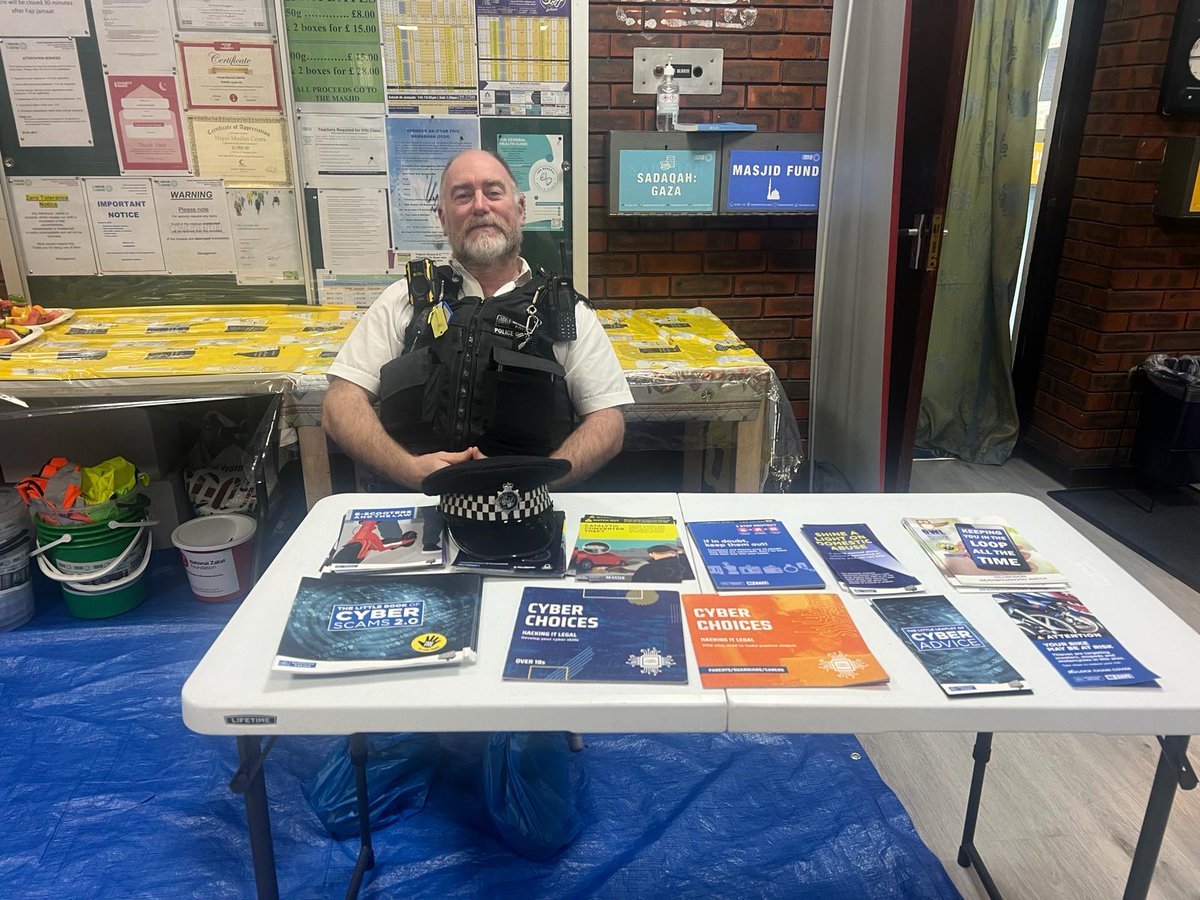 SNT officers were at Hayes Muslim Centre, hosting a crime prevention stall and sharing important digital awareness tips. Your safety matters, and staying informed is key. Let's work together to keep our community secure online and offline! #CrimePrevention #DigitalAwareness
