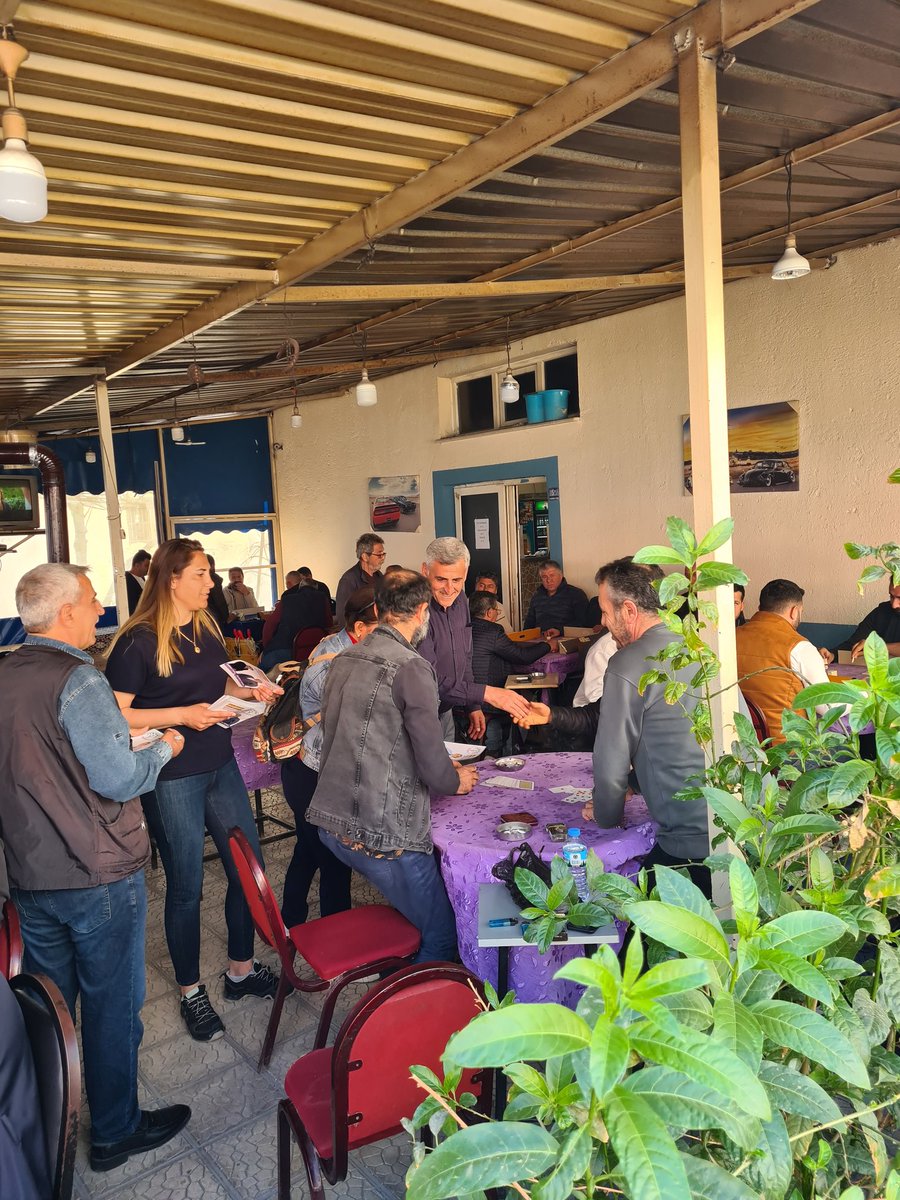 DEMKusadasi's tweet photo. Davutlar mahallesi Pazar ve Esnaf ziyaretlerimizi yaptık. El ilanlarımızı halkımıza ulaştırdık, yerel yönetim anlayışımız üzerine sohbet ettik. Davutlar halkına destekleri için teşekkür ederiz.✌️

#DEMParti #Kuşadası #Aydın #YerelSeçim2024 https://t.co/jCKc4Tk0by