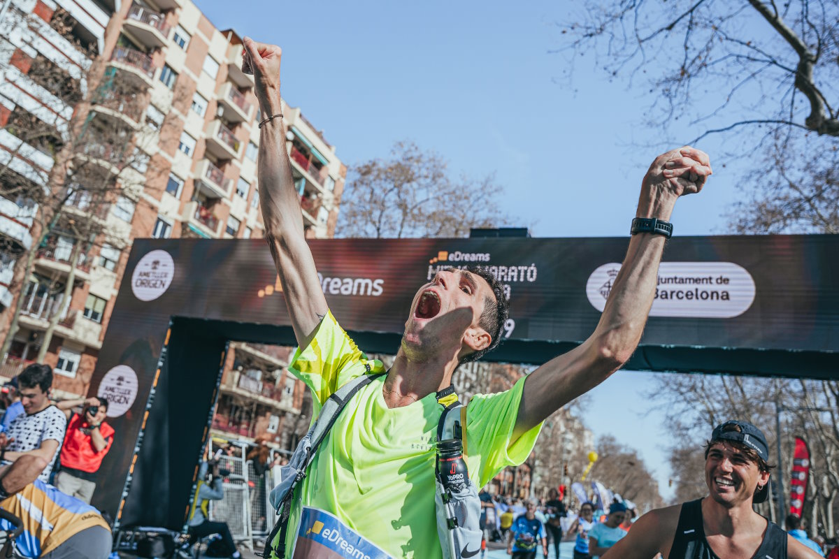 Álex Roca finaliza el Medio Maratón de Milán en un tiempo real de 2 horas, 37 minutos y 1 segundo con 33 años de edad, a un ritmo de 7 minutos y 26 segundos por kilómetro, completando su cuarta media maratón en los últimos tres meses con un 76 por ciento de discapacidad física.