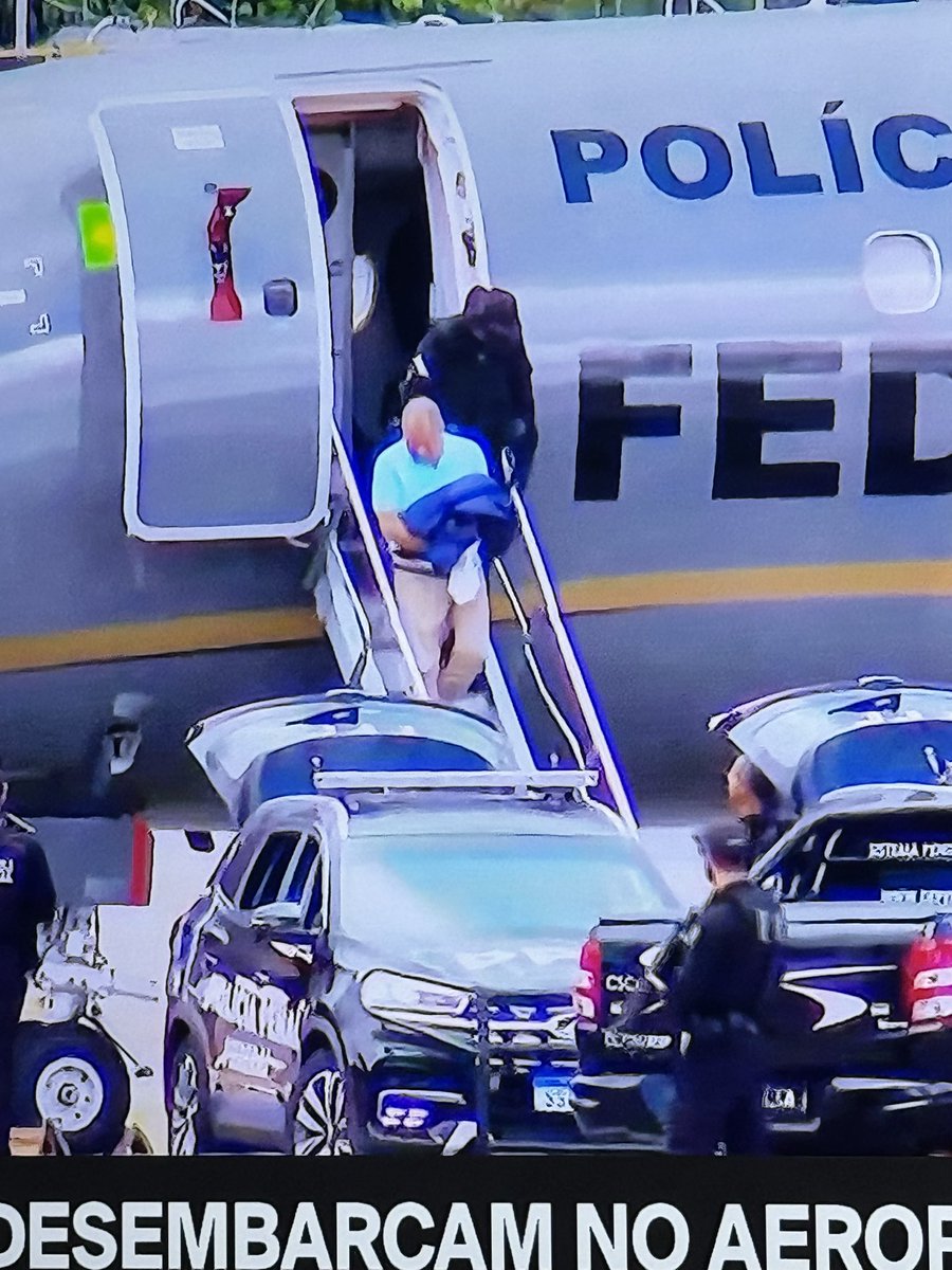 Rivaldo é o primeiro a descer. Vestido de preto e sem algemas confundiu os coleguinhas ao vivo. Os irmãos descem descem algemados