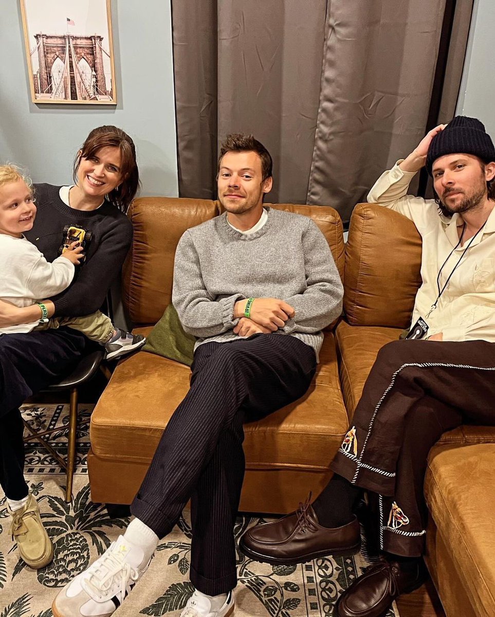 thehsbrasil's tweet photo. 🤍 MEU DEUS! Harry com Mitch, Sarah e o bebê deles, Scout. https://t.co/gzjXsUr6H4