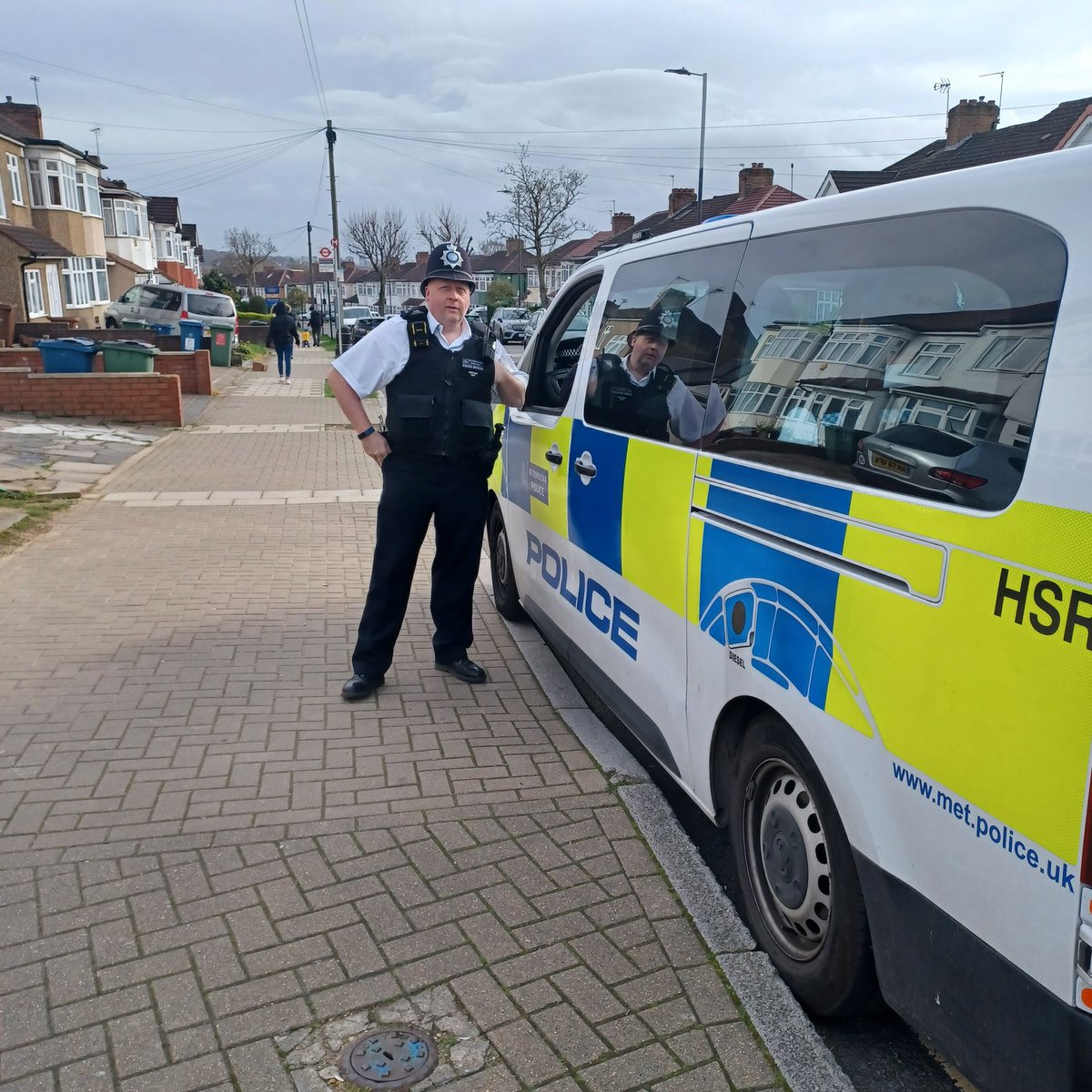 Busy weekend for officers! Held lots of engagements across the ward, a vehicle was reported for no insurance & officers also assisted @MPSEdgwareQA with Hi-Vis reassurance patrols at Canons High School #NoInsuranceNoCar #CommunityPolicing #MyLocalMet