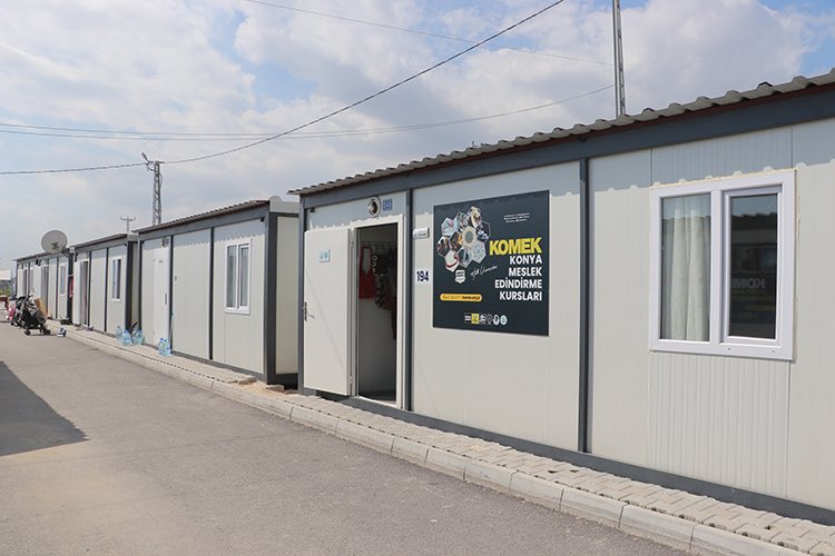 Hatay’da Konteyner Kente Açılan Atölye, Kadınları Meslekle Tanıştırıyor
Depremlerden etkilenen Hatay’da, konteyner kentte kalan kadınlar, açılan kurslarla hem moral buluyor hem de meslek öğreniyor.

Haberin devamı; 
komek.org.tr/haberdetay.php…