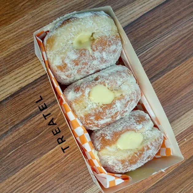It's a season of milky doughnuts.

Get your box of milky doughnuts today and you would be glad you did.
Fillings ranges from milk filling, chocolate filling, lotus filling, cookies and cream filling, caramel filling.

#doughnuts #milkydougnuts #Bakersinbenin #Bakersinuniben #cake