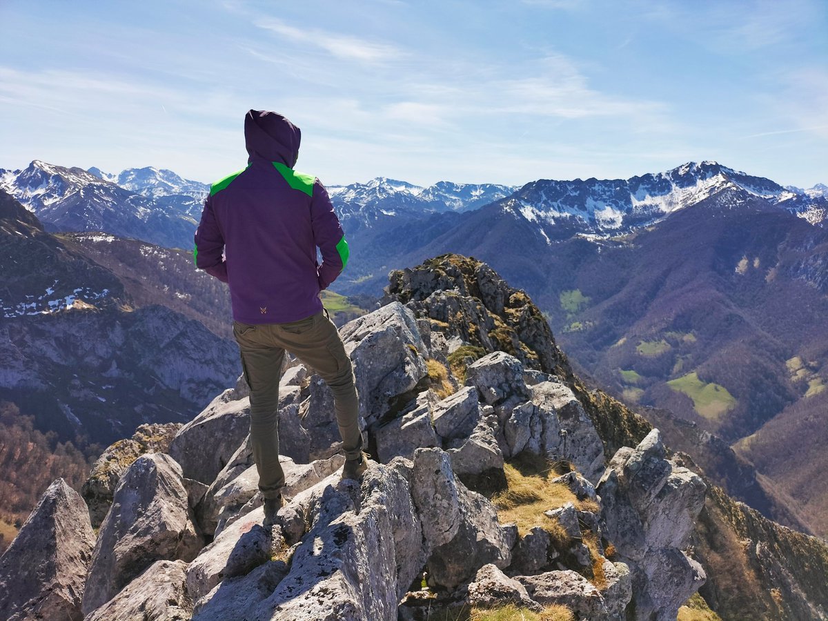 DavidAlonsoMed's tweet image. Esti fin de semana tocó trotar pol Paraíso, dentro del Paraíso que ye #Asturies, y sí ya sé que igual suena un poco cursi😛, pero si te tira la montaña hay pocos sitios como #Ponga
Muy pocos.
Ye una pasada😍⛰️