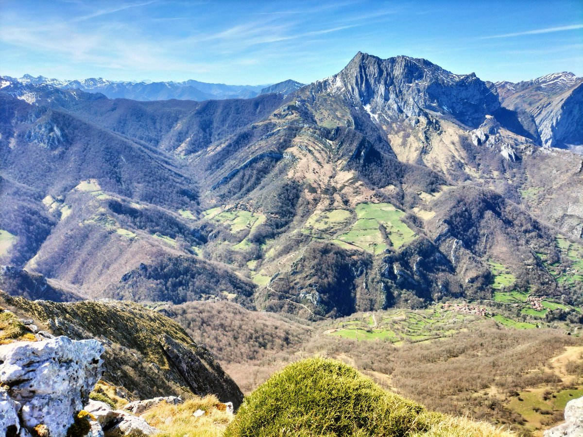 DavidAlonsoMed's tweet image. Esti fin de semana tocó trotar pol Paraíso, dentro del Paraíso que ye #Asturies, y sí ya sé que igual suena un poco cursi😛, pero si te tira la montaña hay pocos sitios como #Ponga
Muy pocos.
Ye una pasada😍⛰️