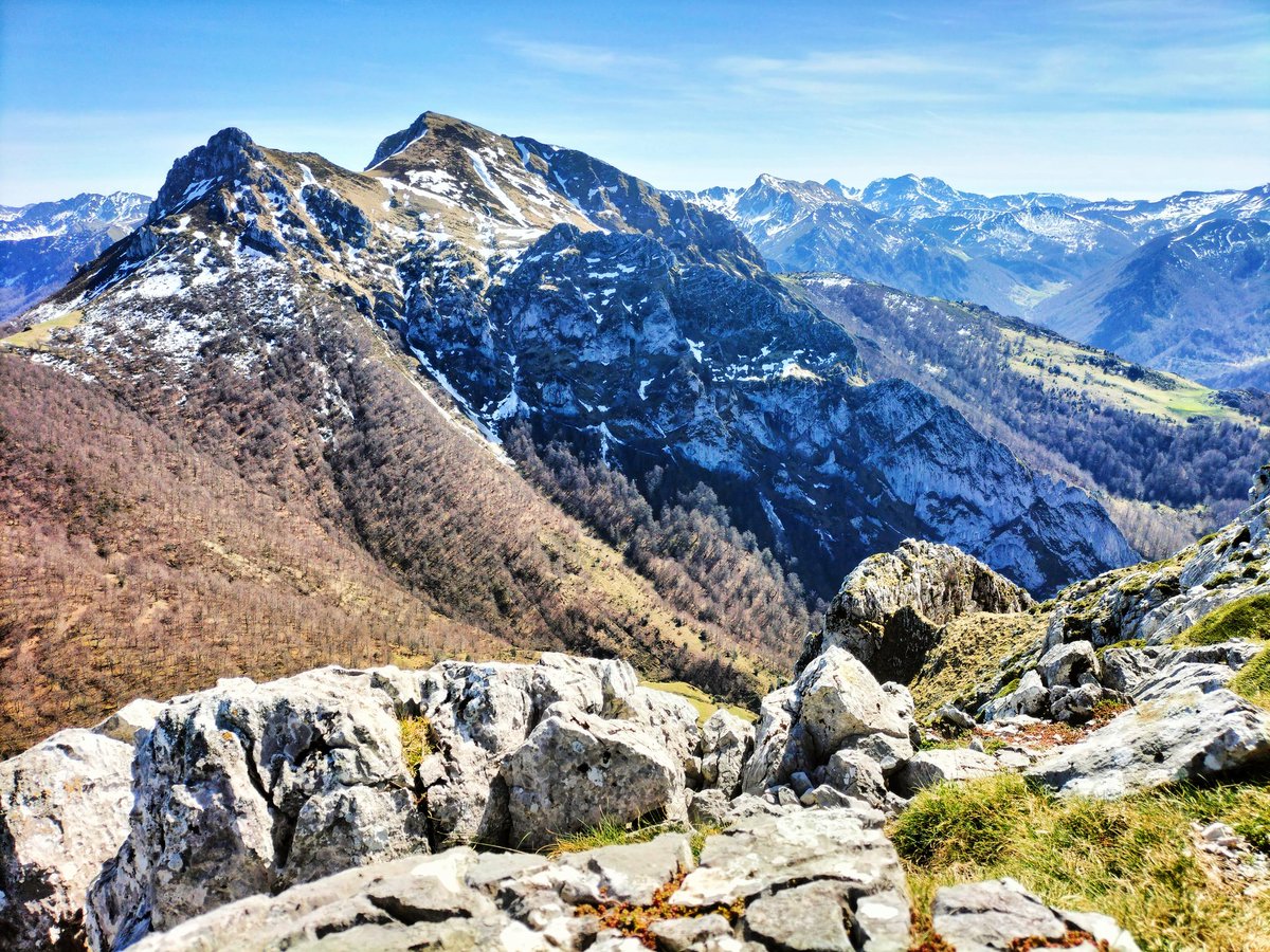 DavidAlonsoMed's tweet image. Esti fin de semana tocó trotar pol Paraíso, dentro del Paraíso que ye #Asturies, y sí ya sé que igual suena un poco cursi😛, pero si te tira la montaña hay pocos sitios como #Ponga
Muy pocos.
Ye una pasada😍⛰️