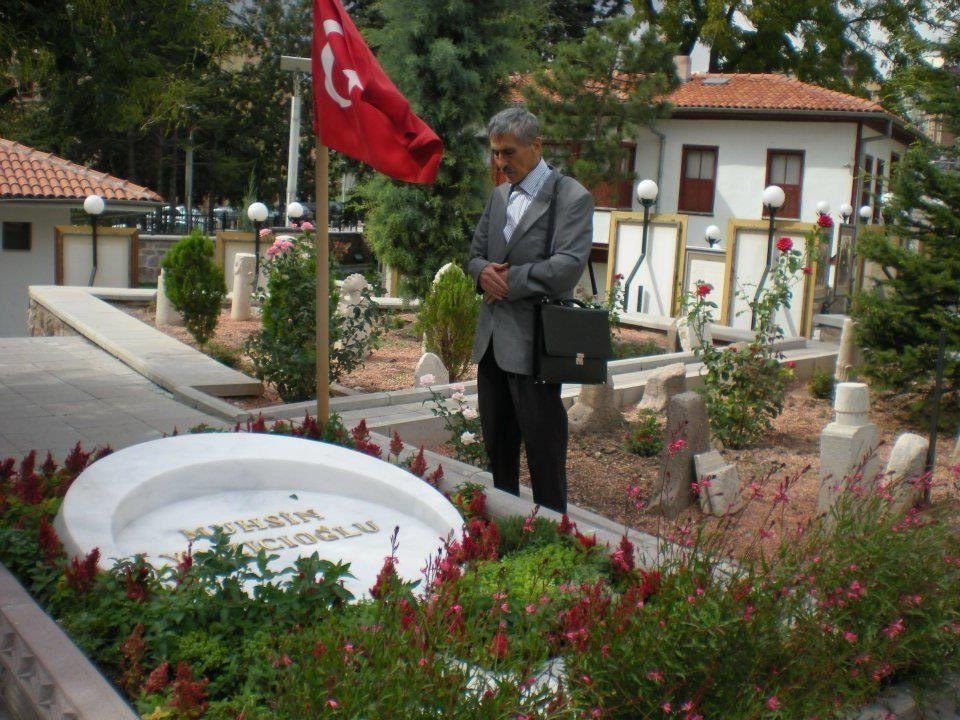 Abdurrahim Karakoç (@ustadimkarakoc) on Twitter photo “Bana sorarsanız Muhsin Başkan han köşelerinde ölemezdi, ona bir dağın zirvesinde ölmek yakışırdı.”
Abdurrahim Karakoç “Bana sorarsanız Muhsin Başkan han köşelerinde ölemezdi, ona bir dağın zirvesinde ölmek yakışırdı.”
Abdurrahim Karakoç