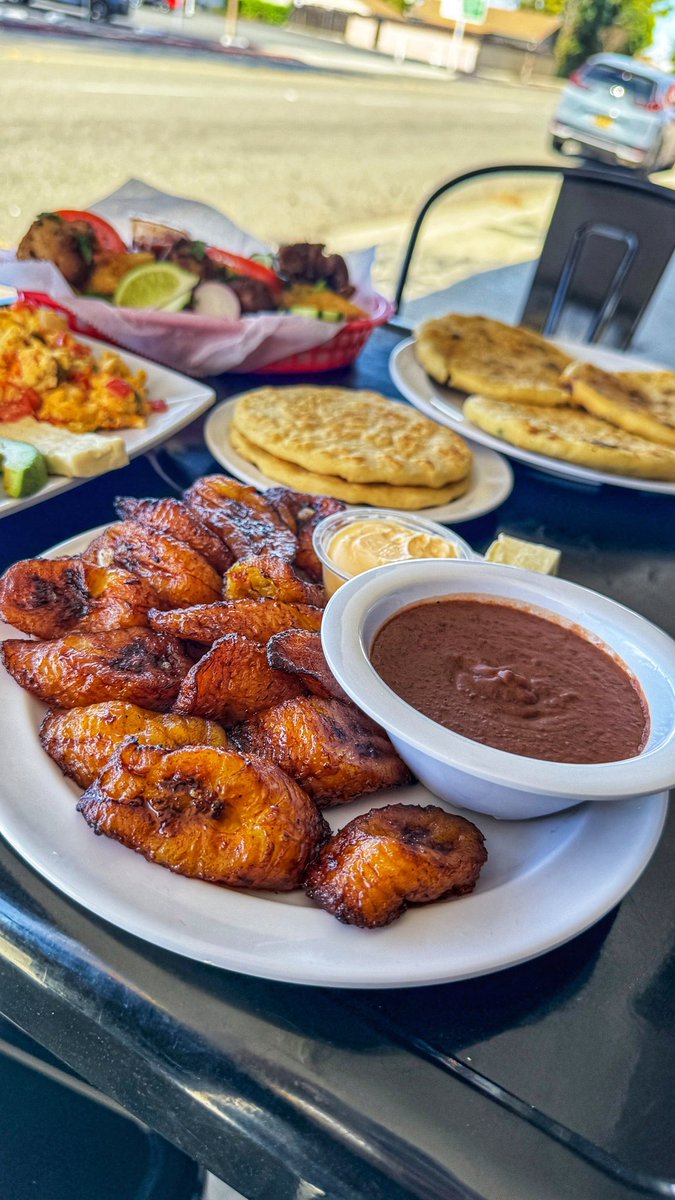 I’m Salvadoran, of course I’m going to start my morning off with platanos fritos, pupusas y chicharrón 🇸🇻