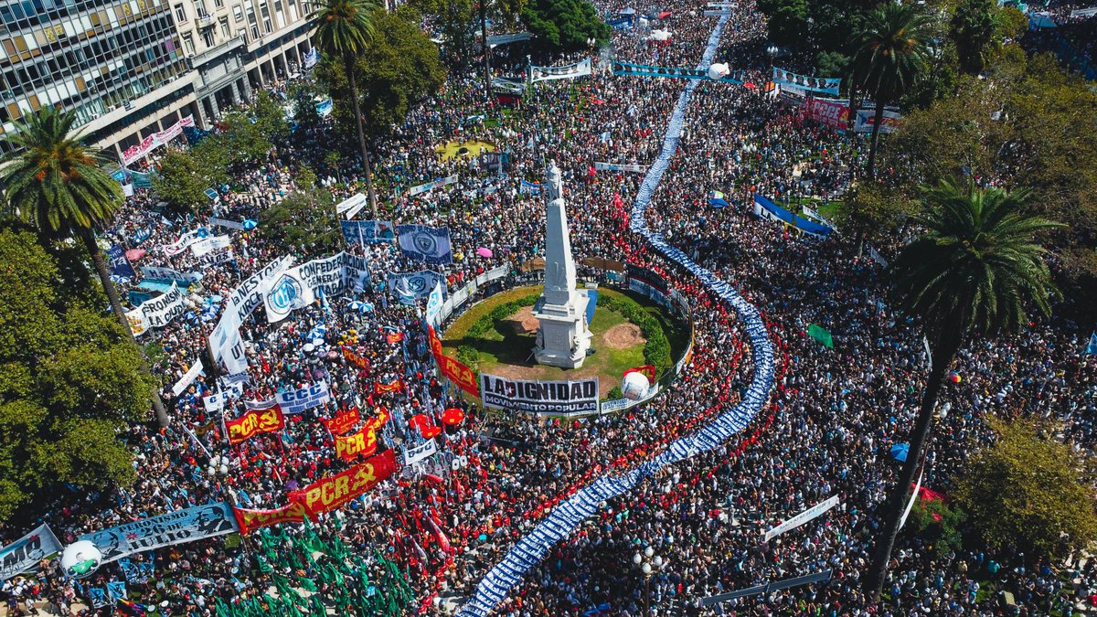 PCRargentina's tweet photo. #24M 

Rebalsó la Plaza de Mayo por #MemoriaVerdadYJusticia 

#Son30000 
#FueGenocidio 
#NuncaMas https://t.co/hZppcdI2z9