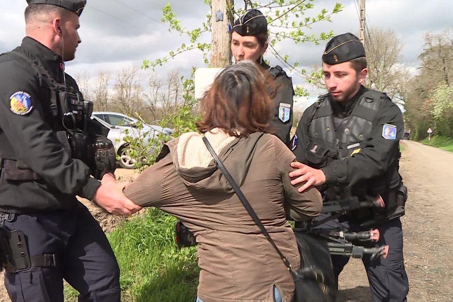 VIDÉO. Autoroute A69 : une journaliste de France 3 projetée au sol par des gendarmes lors d'un reportage sur l'opposition au chantier france3-regions.francetvinfo.fr/occitanie/tarn…