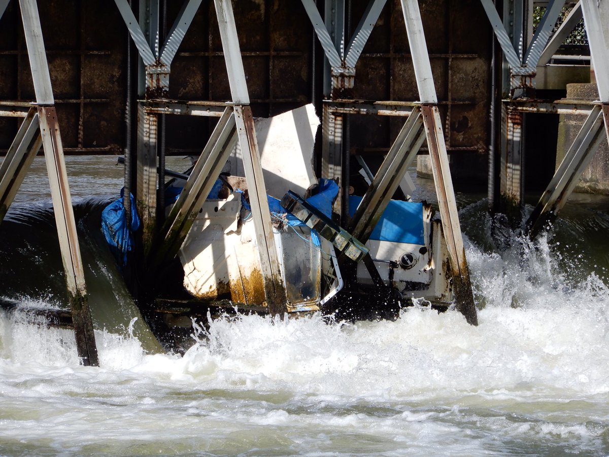 berjammar's tweet photo. There’s a boat stuck in the Caversham Weir @EnvAgency #caversham #rdguk #cavershamweir #weir #brokenboathazard https://t.co/Mm1SrpjRVk