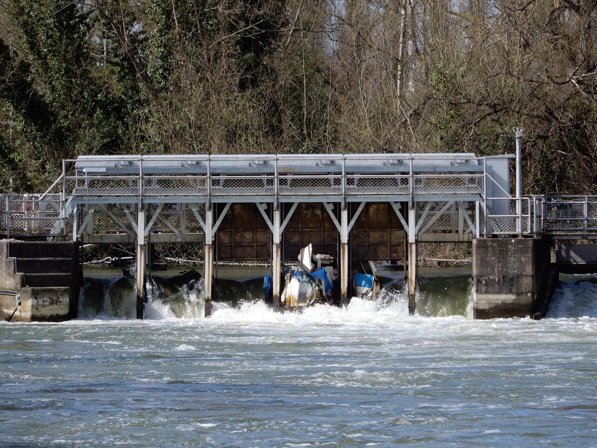 berjammar's tweet photo. There’s a boat stuck in the Caversham Weir @EnvAgency #caversham #rdguk #cavershamweir #weir #brokenboathazard https://t.co/Mm1SrpjRVk