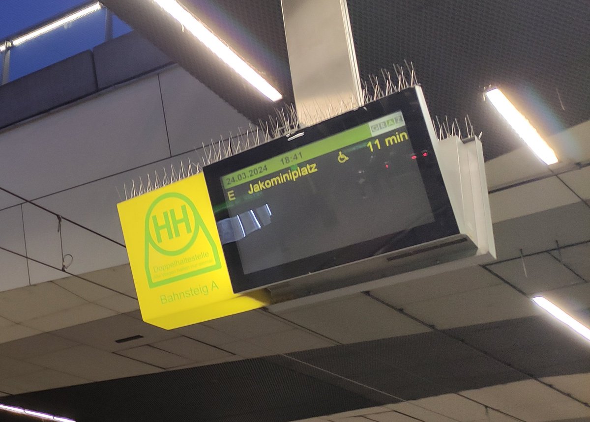 SeverinKann's tweet photo. Der Innenstadt-Ersatzverkehr wird von den #GrazLinien wieder einmal dazu genutzt, beim Angebot zu sparen. Statt wie an Sonntagen üblich 16 Straßenbahnen pro Stunde und Richtung fahren zwischen Hbf und Jakominiplatz nun nur noch 8 Busse. Also deutlich weniger als halbe Kapazität. https://t.co/Bi7hTsphjU
