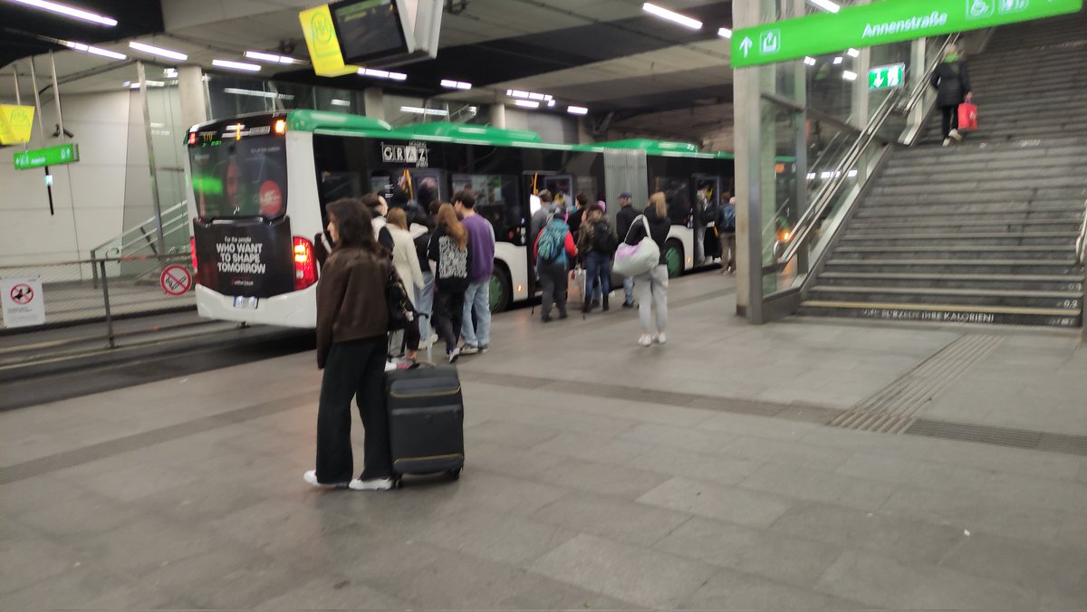 SeverinKann's tweet photo. Der Innenstadt-Ersatzverkehr wird von den #GrazLinien wieder einmal dazu genutzt, beim Angebot zu sparen. Statt wie an Sonntagen üblich 16 Straßenbahnen pro Stunde und Richtung fahren zwischen Hbf und Jakominiplatz nun nur noch 8 Busse. Also deutlich weniger als halbe Kapazität. https://t.co/Bi7hTsphjU