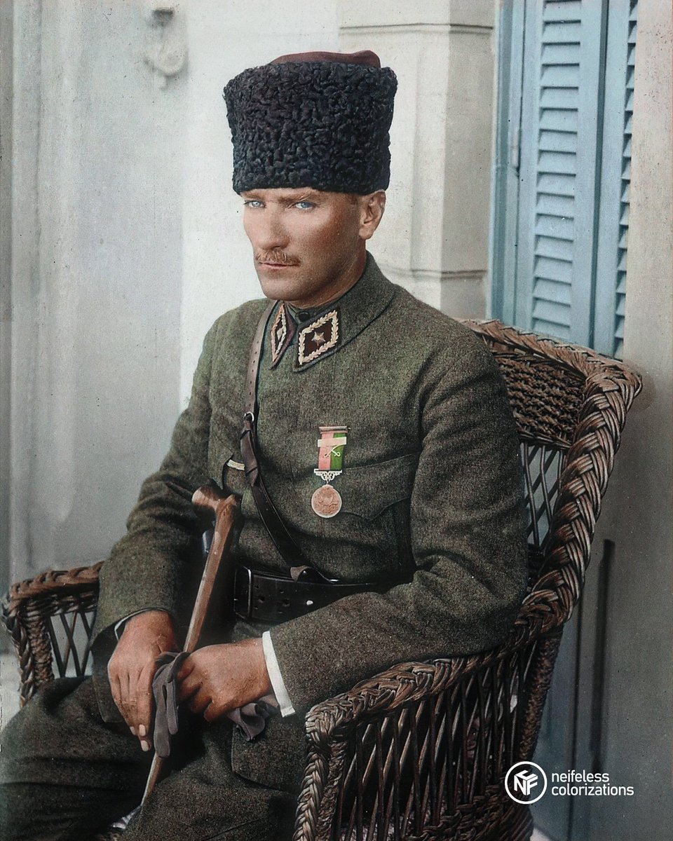 neifeless's tweet image. Gazi Mustafa Kemal Paşa, İzmir&apos;de Uşakizade Köşkü&apos;nde. Eylül 1922.