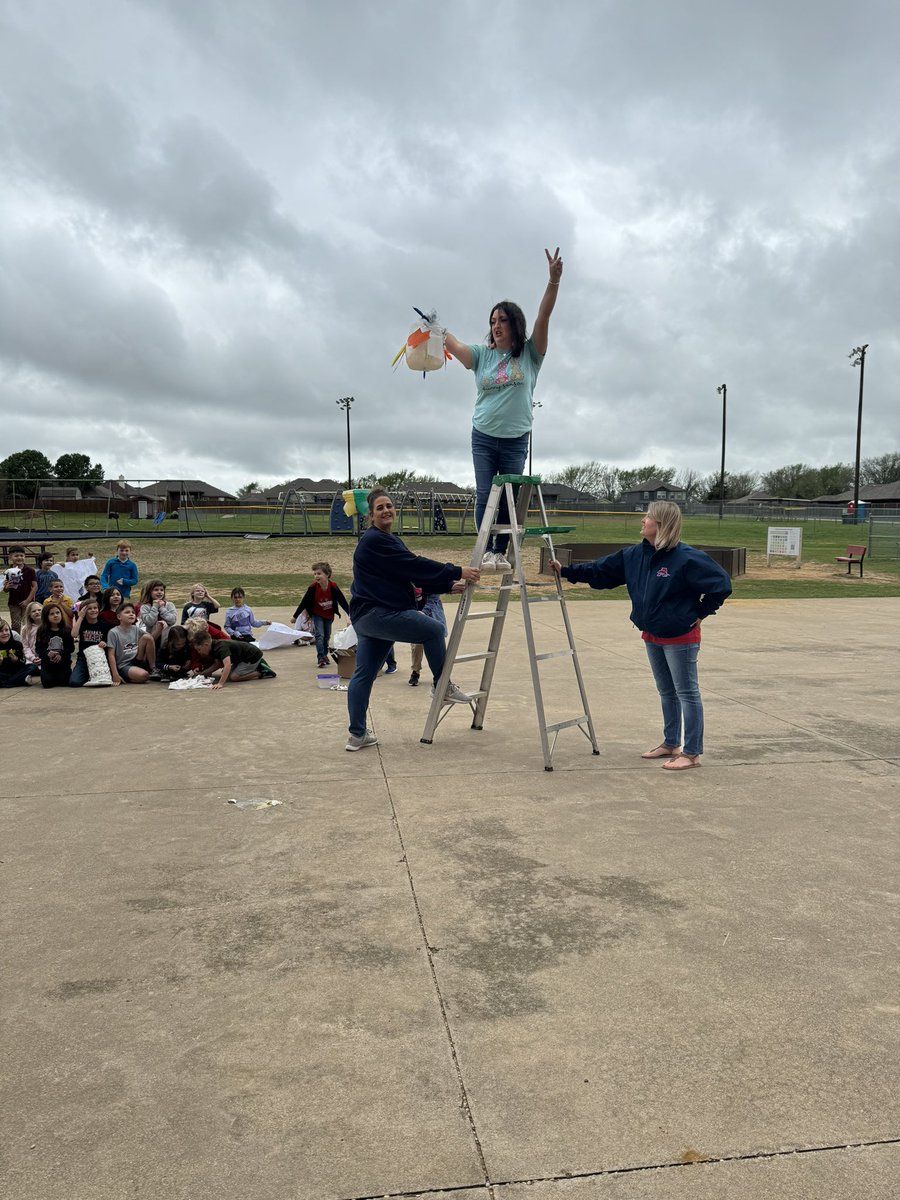 WeirClass's tweet image. We had a lot of fun with our Egg Drop on Friday. The students made some very interesting contraptions!! A few made it but some broke. 😜
#eggdrops