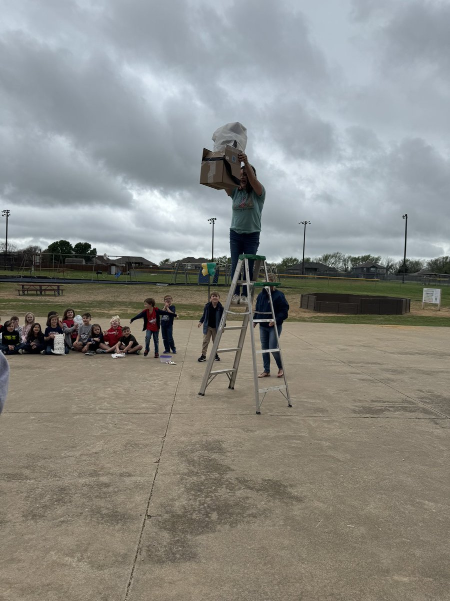 WeirClass's tweet image. We had a lot of fun with our Egg Drop on Friday. The students made some very interesting contraptions!! A few made it but some broke. 😜
#eggdrops