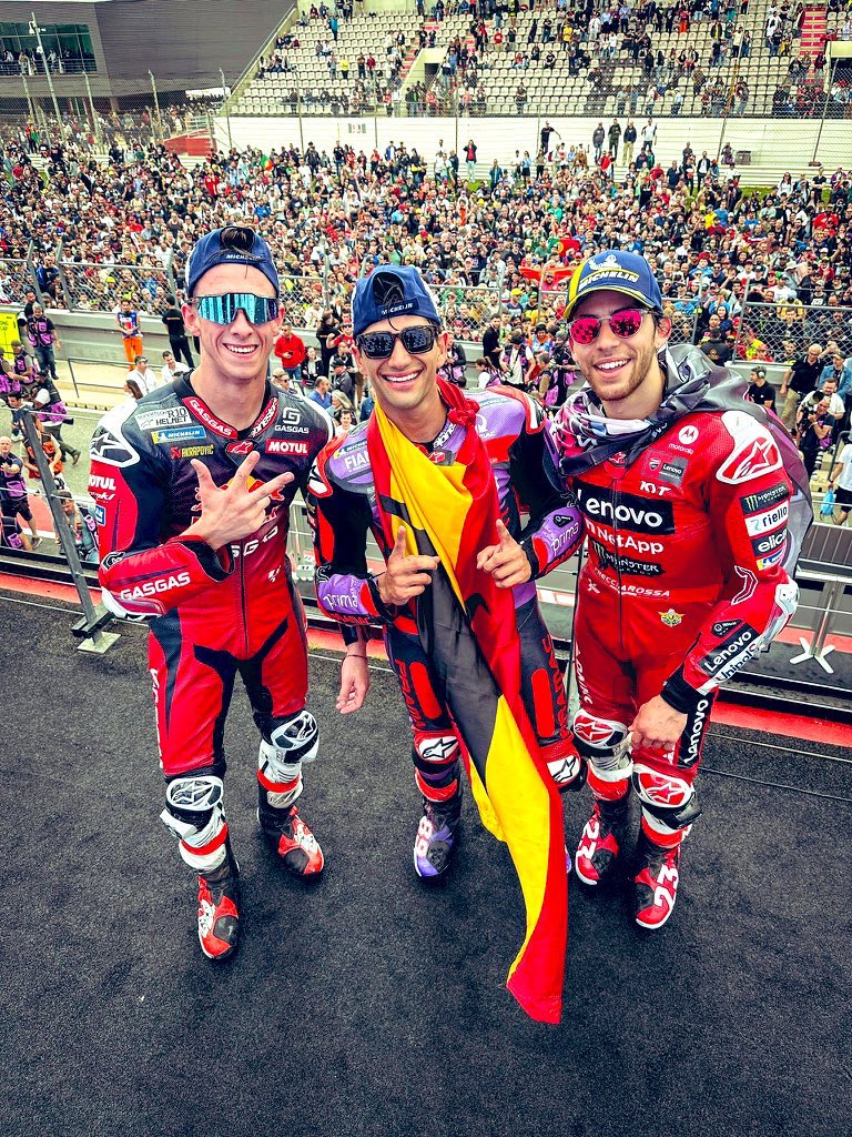 R_BastidasMora's tweet photo. La temporada 2024 de @MotoGP tiene a un nuevo líder, tras el #PortugueseGP de este domingo.

Jorge Martín de Prima Pramac llegó a la cima con la victoria y el Top 3 lo completaron Enea Bastianini de Ducati 2º y el novato Pedro Acosta de GasGas con su primer podio en 3º lugar. https://t.co/mOSasCsWRD