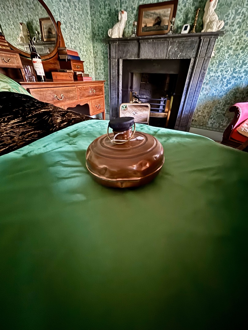 Once upon a time, brass hot water bottles were used to warm up the beds here @fotahouse😴💤 Not exactly the best for cuddling up to though! #heritagehouse #tours #antiques