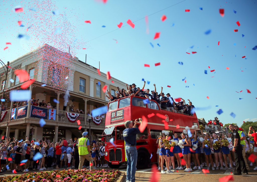 Vote Oxford for Best Small College Town! No email or signup required! @olemiss ❤️💙 10best.usatoday.com/awards/travel/…