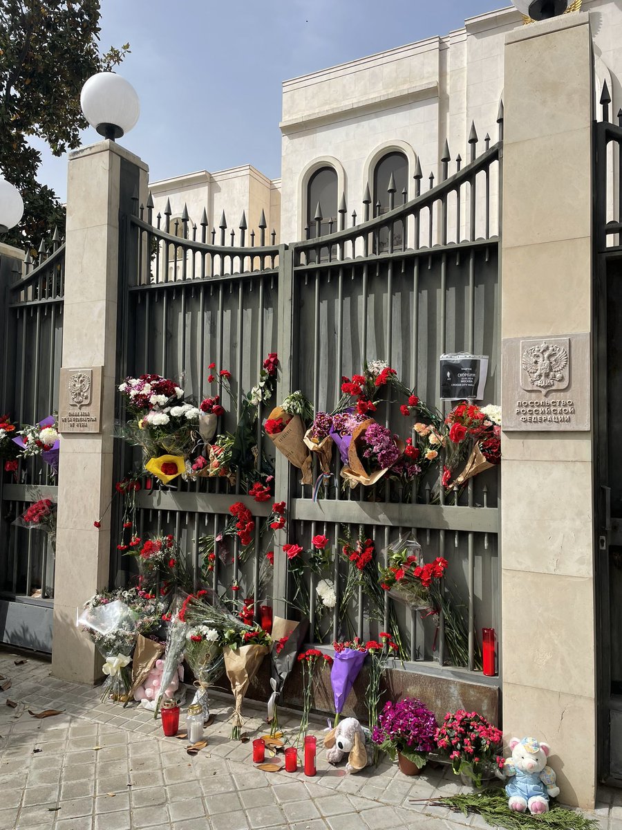 🕯Los ciudadanos no indiferentes continúan llevando flores, peluches y velas al edificio de la Embajada de Rusia en España. Agradecemos a todos los que no se quedaron atrás por sus palabras de apoyo y solidaridad al pueblo ruso 🙏