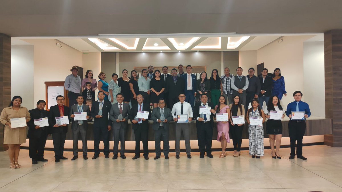 Alex_Cuesta5_ec's tweet photo. Hoy tuve el agrado de reconocer el arduo trabajo que mis compañeros de la Arcsa Zona 5 han desempeñado durante 10 años de trabajo ininterrumpido. Qué gratificante fue expresarle a ellos mi orgullo de ser su Coordinador y de ver día a día su entrega por el cuidado de la salud. https://t.co/Wb1s8lu02v