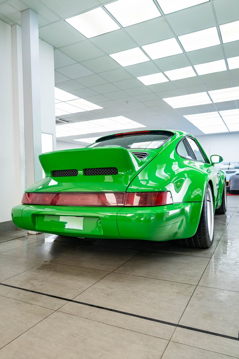 The Viper Commission: Everrati’s newest redefined Porsche 964 Signature, painted in one of Porsche’s most iconic shades, now fully protected by our industry-leading partners <a href="/Topazdetailing/">Topaz Detailing</a> with full bespoke PPF 💚 
#Everrati #TopazDetailing #Porsche911 #Viper #PPF