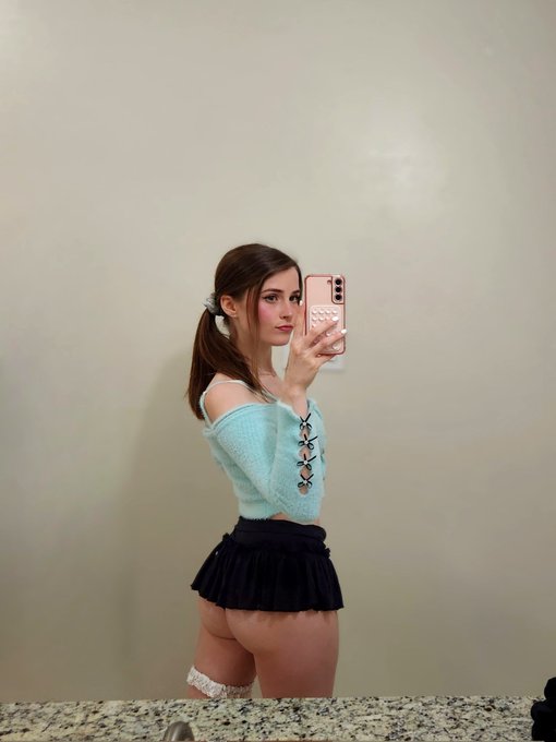 A short little skirt😘 https://t.co/pt4RGlTAPr