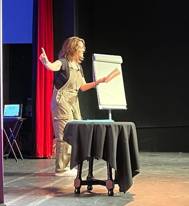 I performed at a bookish festival yesterday. It was good fun reading from #thedaymydoggotfamous and sharing some illustration tips, but since being sent this photo, I'm wondering how I missed a perfect opportunity to perform the old tablecloth trick! 🪄