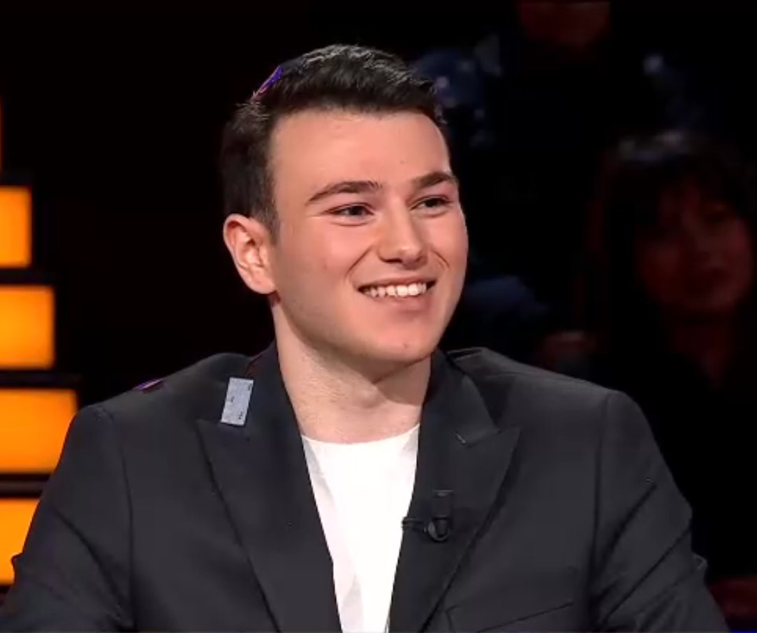 bpthaber's tweet photo. Kim Milyoner Olmak İster'de 5 milyon TL kazanan Berk Göktaş:

Soruyu ilk gördüğümde "eyvah" dedim. Kalbim beni yanıltmadı. Parayı yüksek lisans eğitimimde kullanacağım. https://t.co/zDwf0bprGS