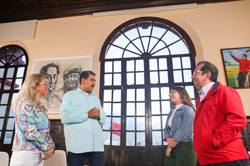 Los invito a todos y a todas, hoy #24Mar a las 7:00 pm hora de Venezuela, por mis redes sociales y en VTV. Ver el episodio Nº 9 de “Maduro Podcast” y conozcan los maravillosos testimonios, enseñanzas del Gigante Hugo Rafael Chávez Frías que conversé con Cilita, Rosinés y Adán