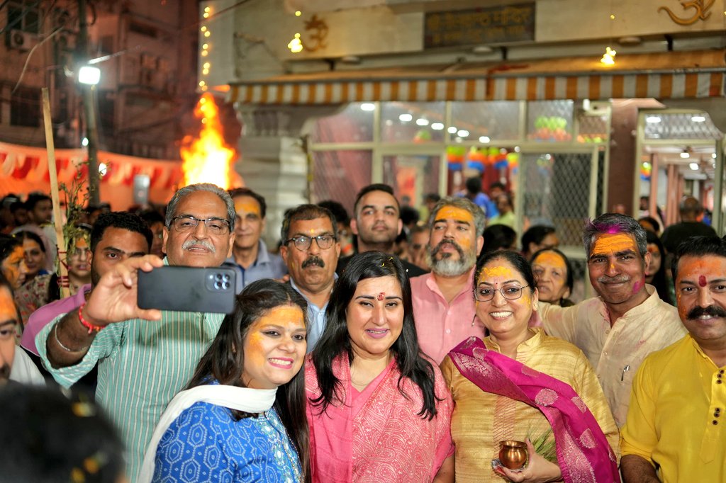 BansuriSwaraj's tweet photo. ईस्ट पटेल नगर, नई दिल्ली में 18 ब्लॉक RWA द्वारा आयोजित होली मंगल मिलन समारोह एवं होलिका दहन में सम्मिलित होकर सभी को होली की बधाई और शुभकामनाएं दीं।

इस अवसर पर पूर्व प्रदेश अध्यक्ष श्री @adeshguptabjp जी उपस्थित रहे।

#HappyHoli #HolikaDahan https://t.co/IFPJIDBEGk