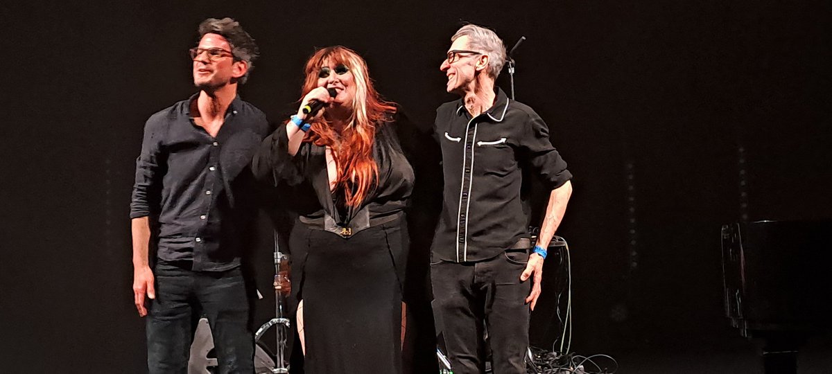 LefildAstrid's tweet photo. Ce soir au @festivalchorus le concert de @SarahMcCoyMusic était une tuerie. Mais quelle voix, quel charisme, quel univers! C'était puissemouvant 🩶 #amazing https://t.co/cUvIn3gaGL