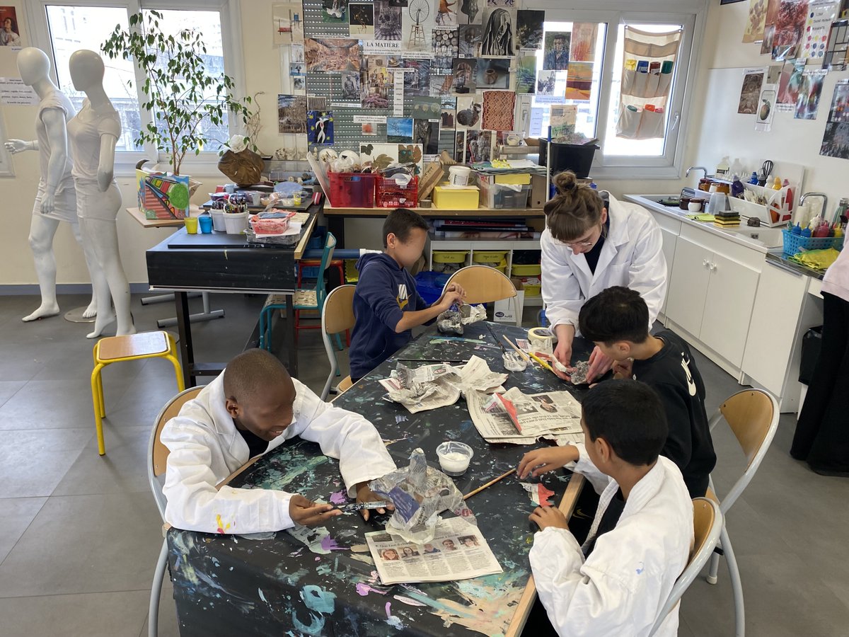 Les élèves de 6ème <a href="/ChaapMermozLyon/">CHAAP Collège Jean MERMOZ</a> ont poursuivi le travail sculptural mené en collaboration avec la plasticienne Alice Marie MARTIN: Partir d’objets banals pour en créer des volumes magiques et colorés. Quelques vues d’atelier. <a href="/grandlyon/">Métropole de Lyon</a> @EnsbaLyon <a href="/academielyon/">Académie de Lyon</a> #CHAAP