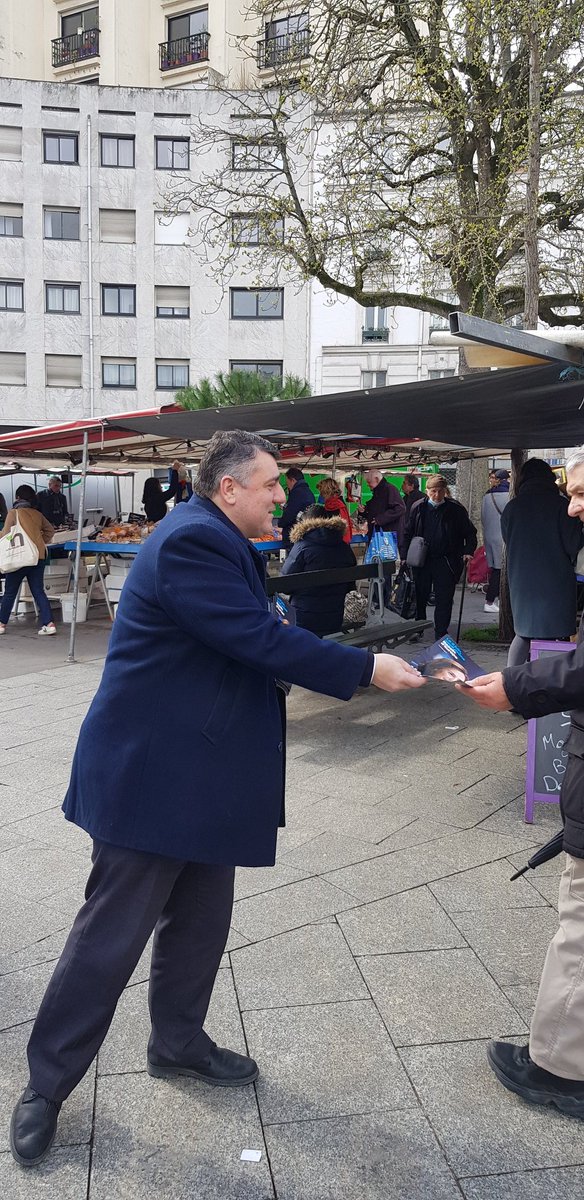 Nous étions avec @aragon_paris20 sur le #marché de la #réunion à #Paris20 à la rencontre de nos #concitoyens et #concitoyennes qui ont beaucoup aimés qu'on leur parle d'#Europe surtout en ce moment... Nous avons vraiment senti qu'ils avaient @BesoindEurope #Europeennes2024 #9juin