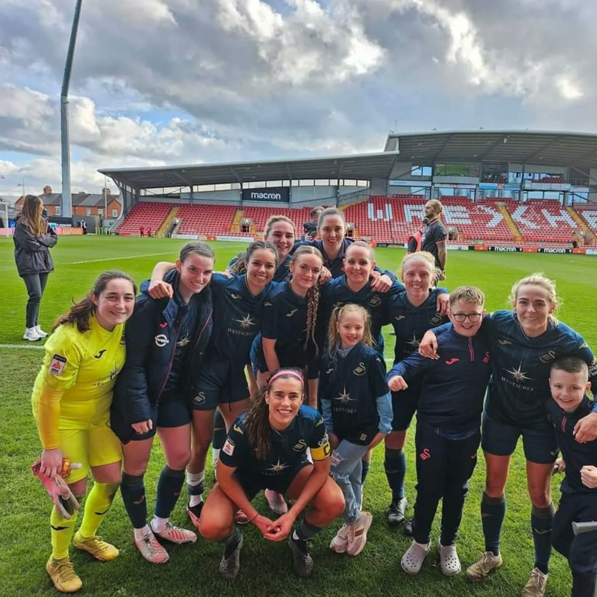 Unreal experience for me this weekend ,big thank you to my family for supporting me ❤️
Fantastic group of players who welcomed me as part of the Family
Win at the oldest international football stadium in the world -✅ 🦢🤍  #Together #ambitioniscritical 
<a href="/SwansWomen/">Swansea City Women</a>