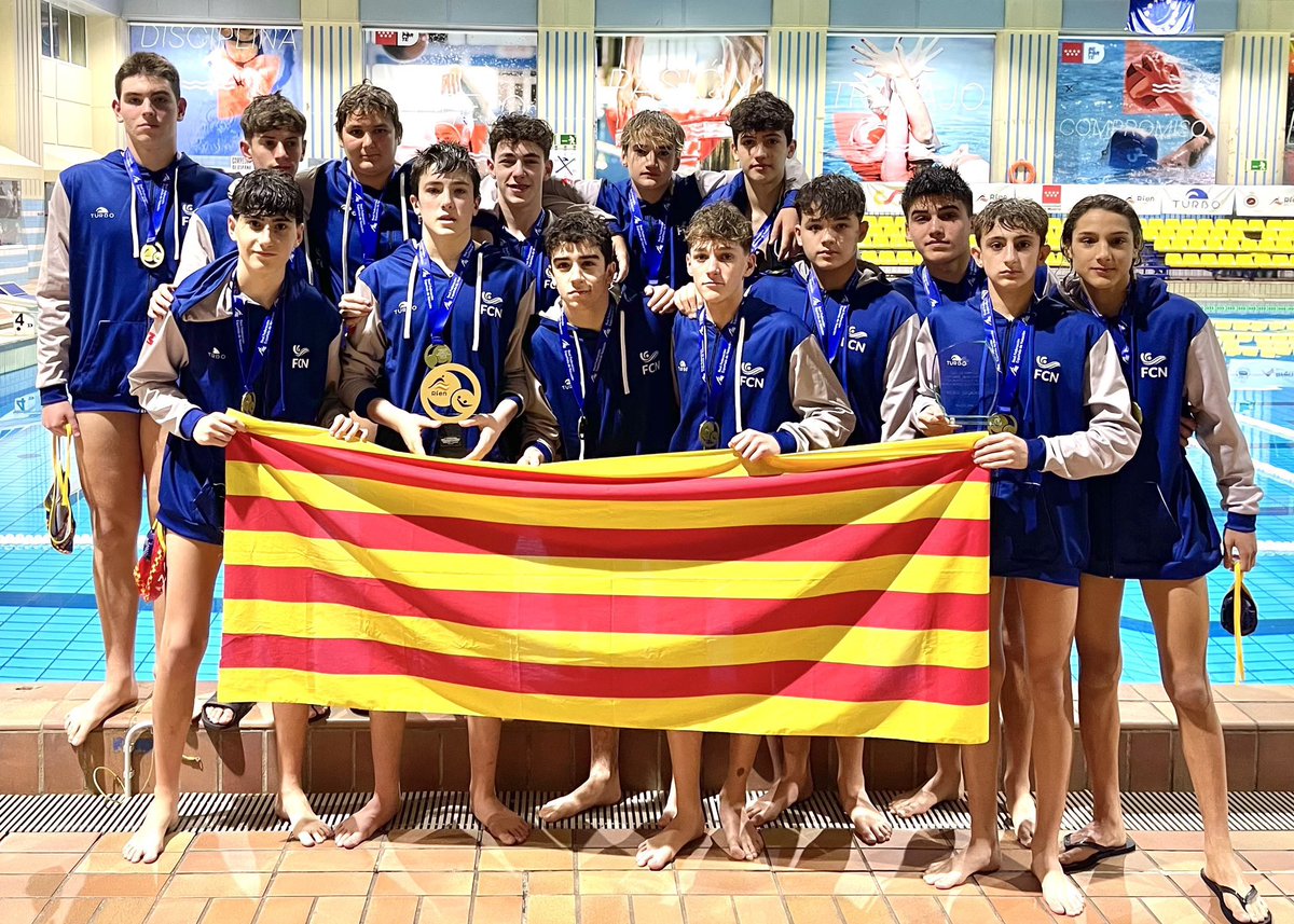 Lucia Fernandez amb la selecció catalana femenina 🤽‍♀️i Samuel Diaz, Hector Dios, Llatzer Perez i Cesc Reina (2n entrenador) amb la selecció catalana masculina🤽🏽‍♂️,
‼️Campions al campionat d’Espanya infantil per CCAA‼️

Moltes felicitats a tots <a href="/nataciocat/">Federació Catalana de Natació</a> !!