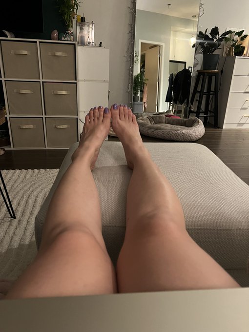 2 pic. I&rsquo;ll play Stardew Valley and you can kiss my toes 👅🩷🫣 https://t.co/UwXNLZEWPV