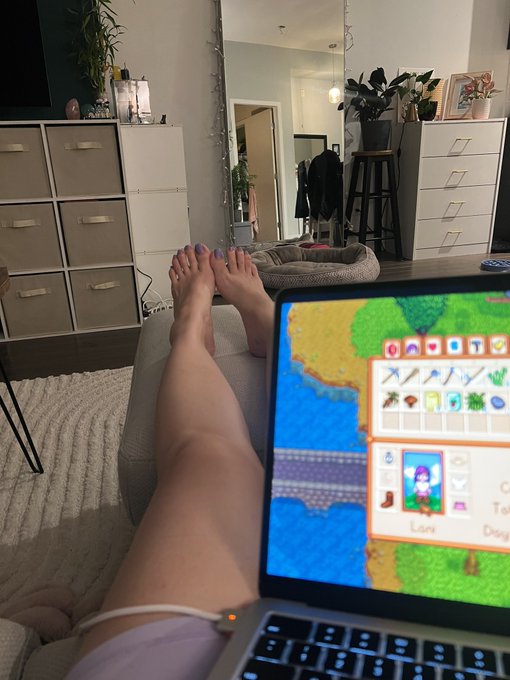 1 pic. I&rsquo;ll play Stardew Valley and you can kiss my toes 👅🩷🫣 https://t.co/UwXNLZEWPV