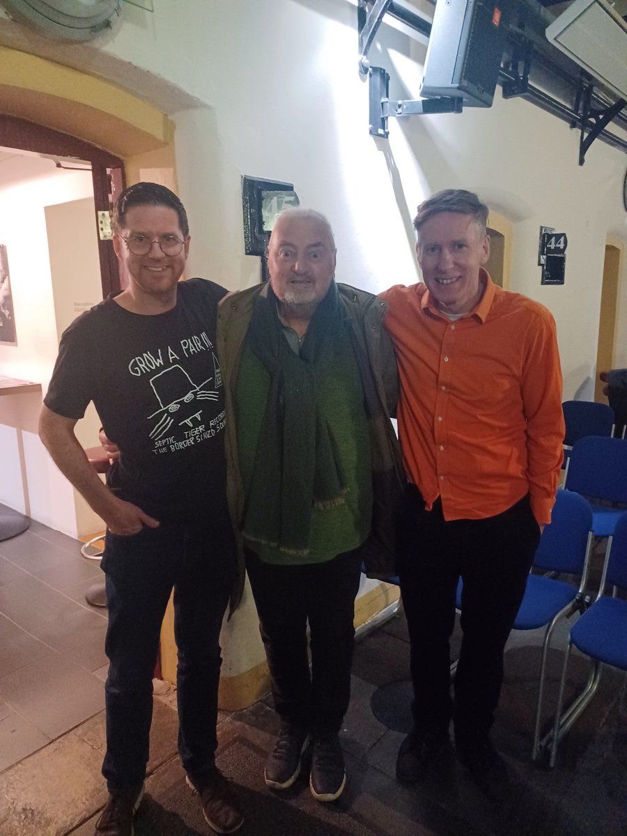 When Cork legends @frankandws meet comedy legend #JonKenny in Gaol! Brilliant night last night with @frankandws in @OrielCentreDdlk. Tickets for #OnTheRoadAgain with @tomhappens,@alanconnormusic @fobraonain and @MarkGearynews from orielcentre.ie