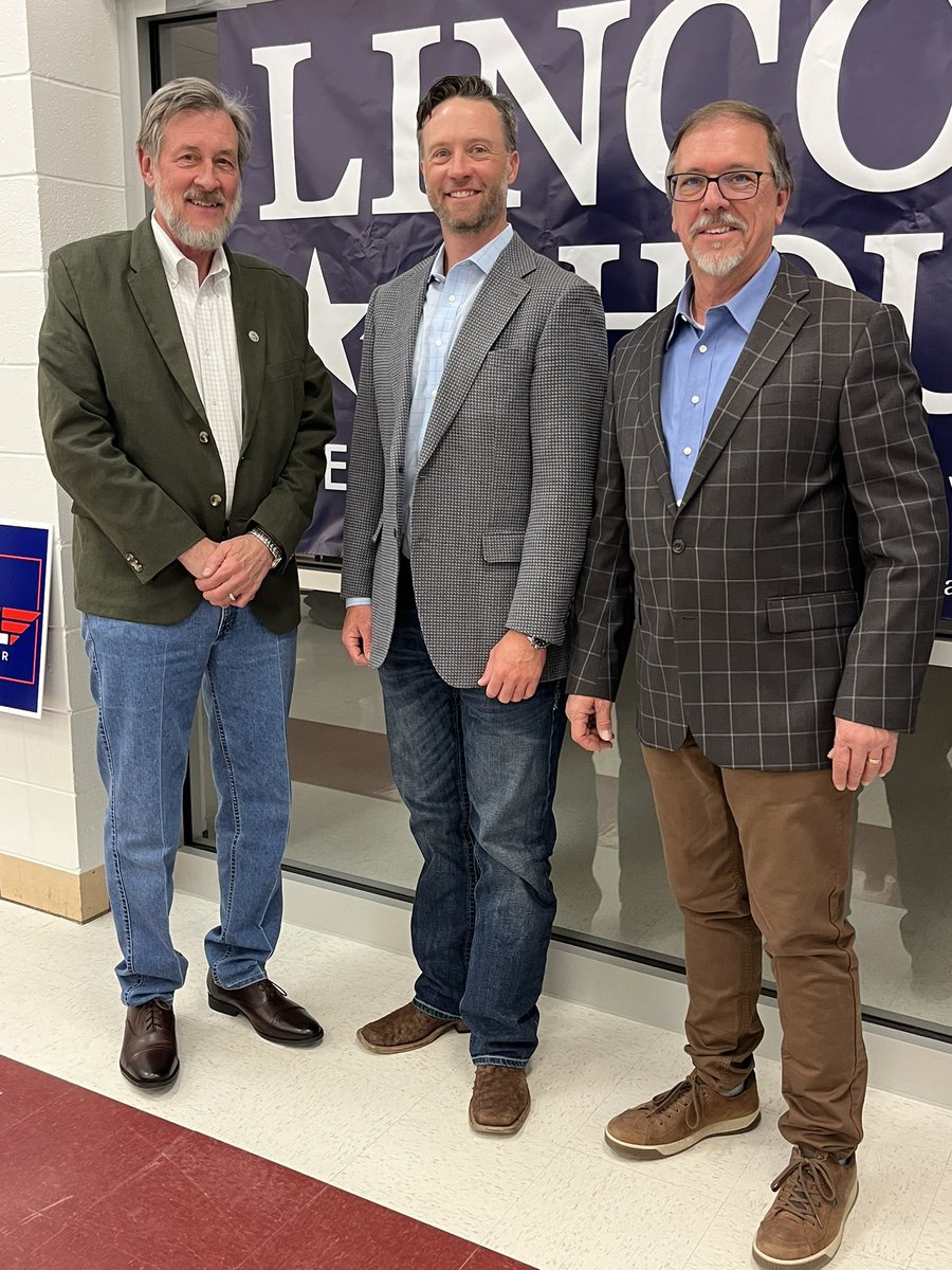 Enjoyed meeting new and catching up with old conservative friends last night in Seymour at Webster County Lincoln Day dinner. They appreciate protecting our US borders, tax cuts and investments in rural roads. #LincolnforLG