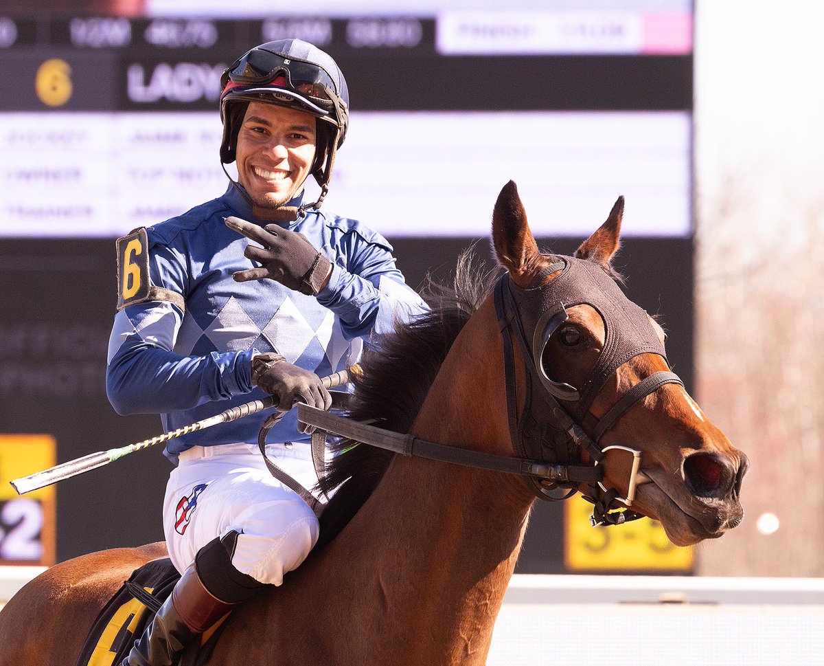 Lady Zeta wins for 8th time in $30K claimer @LaurelPark to give jockey Jaime Rodriguez a riding triple. 5YO @MarylandTB Midshipman mare trained by @jnessracing for Top Notch Racing. (Jim McCue 📷)