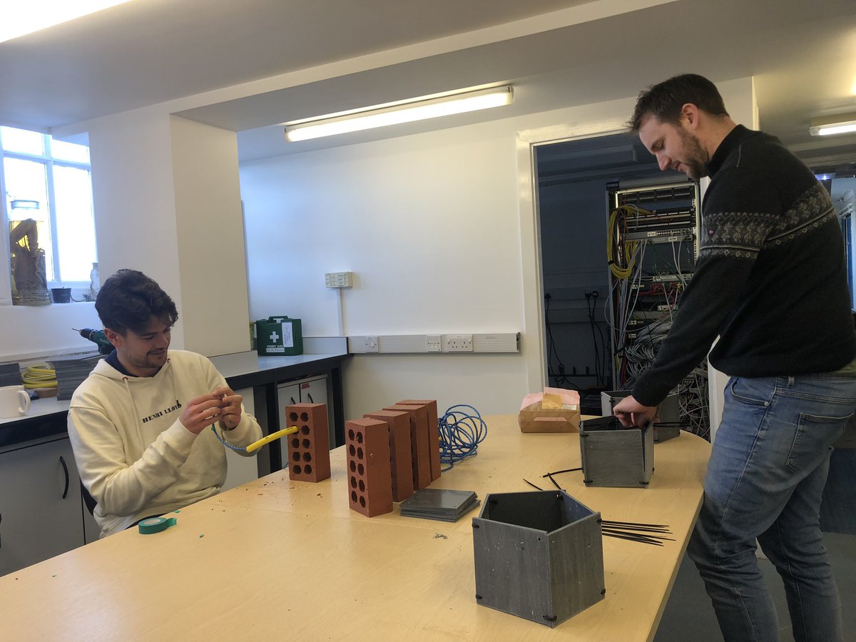 Splicing Sunday with @Jack_Longsden building 60 #INNS monitoring set ups for @LifeWader. These will be deployed along the NE coast this week 🦐🪼🐠 #invasivenonnativespecies @Hes_1 @NCLDoveMarine @newcastlemarine @ecology_ncl @NE_Northumbria @LIFEprogramme