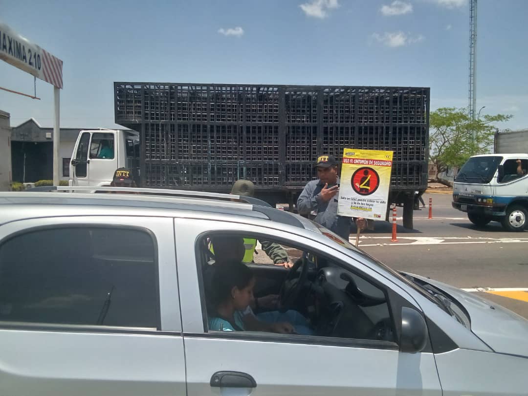 #21Mar | Servidores públicos del #INTT San Félix realizan despliegue desde el peaje de Ciudad Guayana garantizan una movilidad segura orientando a los conductores a realizar el uso de los dispositivos de seguridad.
#UnidosHaciaLaGrandeza