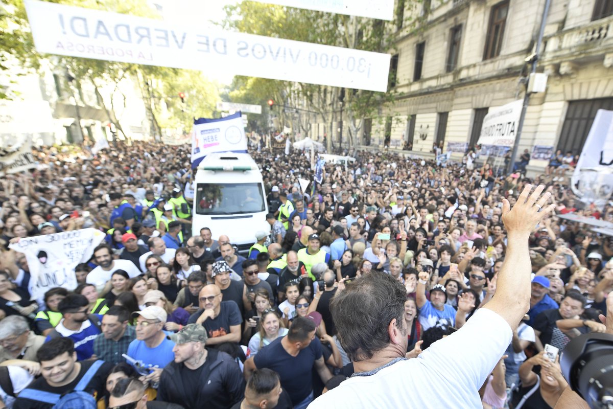 Kicillofok's tweet photo. Este 24 nos encuentra una vez más en las calles porque es ahí donde se defienden las banderas. Algunos pensaban que nos habían torcido el rumbo pero acá estamos, siguiendo el ejemplo de nuestras Madres y Abuelas y dando las peleas que hay que dar.

Que lo entiendan bien: venimos por la Memoria, la Verdad y la Justicia, a defender el derecho a la salud, la educación y la dignidad y a marchar por la soberanía y por el futuro.

Hoy reafirmamos que fueron 30 mil compañeras y compañeros detenidos-desaparecidos y que están presentes ¡ahora y siempre!

#MemoriaSí
