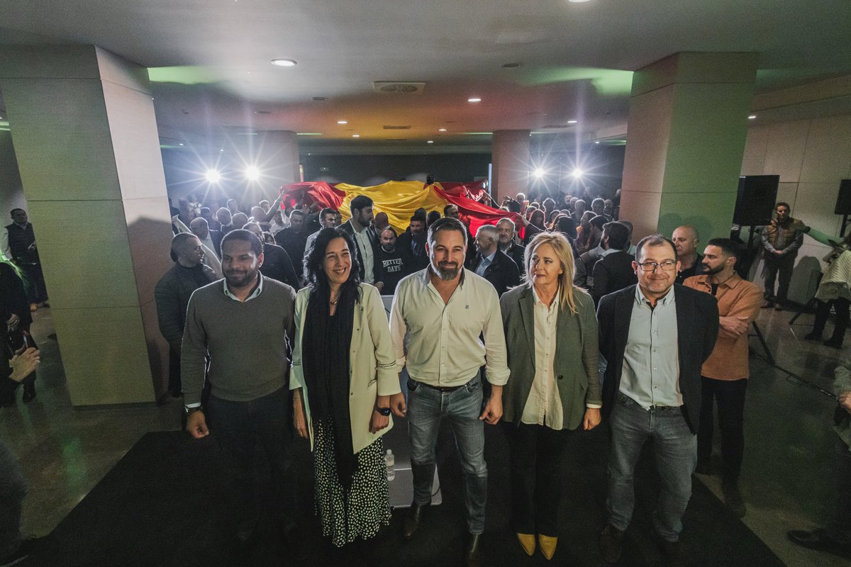 Santi_ABASCAL's tweet photo. #Vitoria
Arrancamos la precampaña de las elecciones al Parlamento Vasco en Vitoria. Hoy hemos presentado nuestros candidatos y la única alternativa fuerte a la deriva separatista y a la complicidad con la inmigración ilegal y masiva, y con la imposición de la Agenda 2030

¡Solo VOX dice basta!
