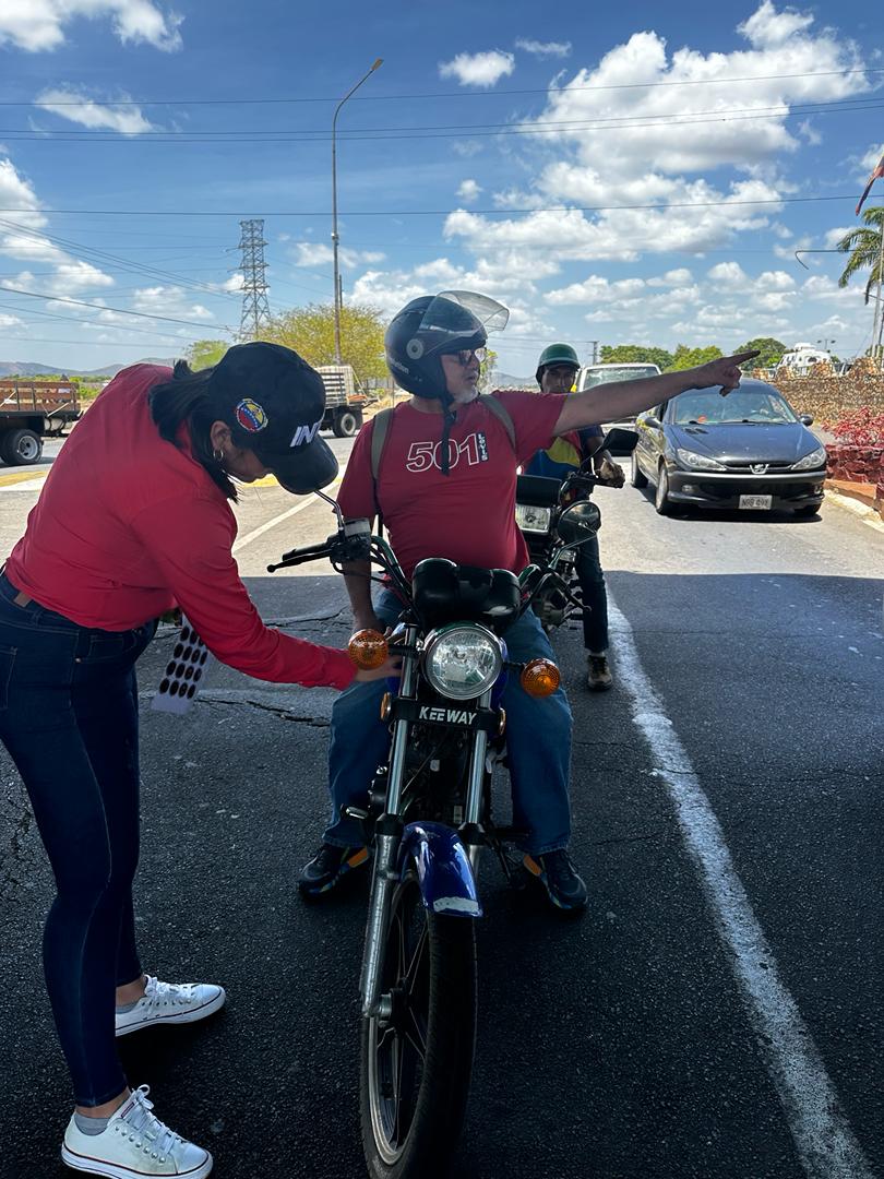 #21Mar | Servidores públicos del #INTT Upata realizan orientación en materia de educación y seguridad vial al sector motorizado a fin de promover el respeto y cumplimiento de las leyes de Tránsito.

#UnidosHacíaLaGrandeza